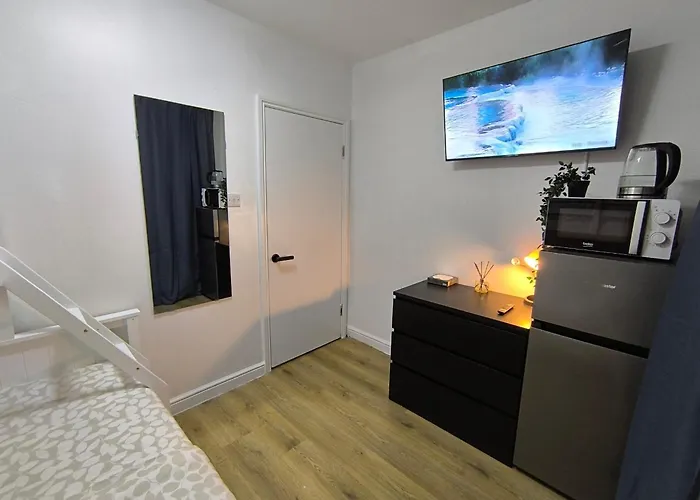 3 Persons Room, 1Min Walk From South Wimbledon Station