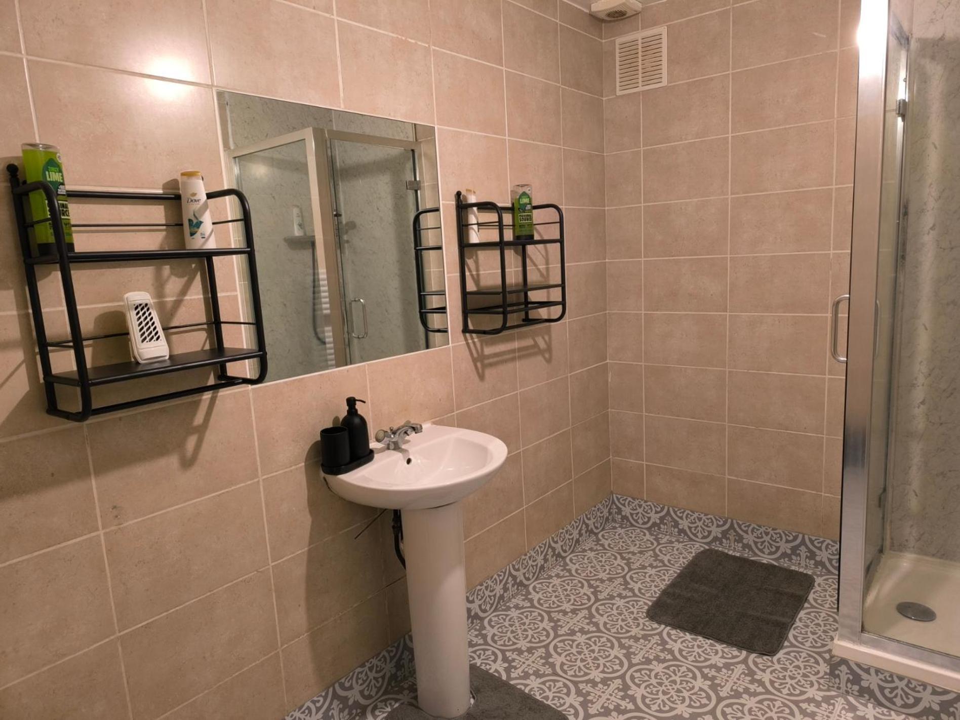 3 Persons Room, 1min Walk From South Wimbledon Station London