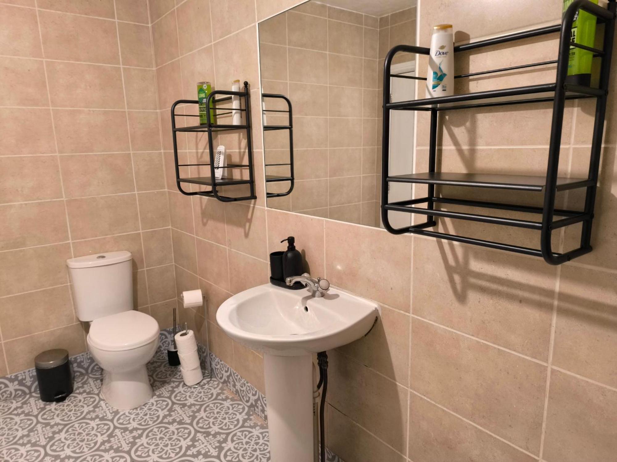 Guest house 3 Persons Room, 1min Walk From South Wimbledon Station