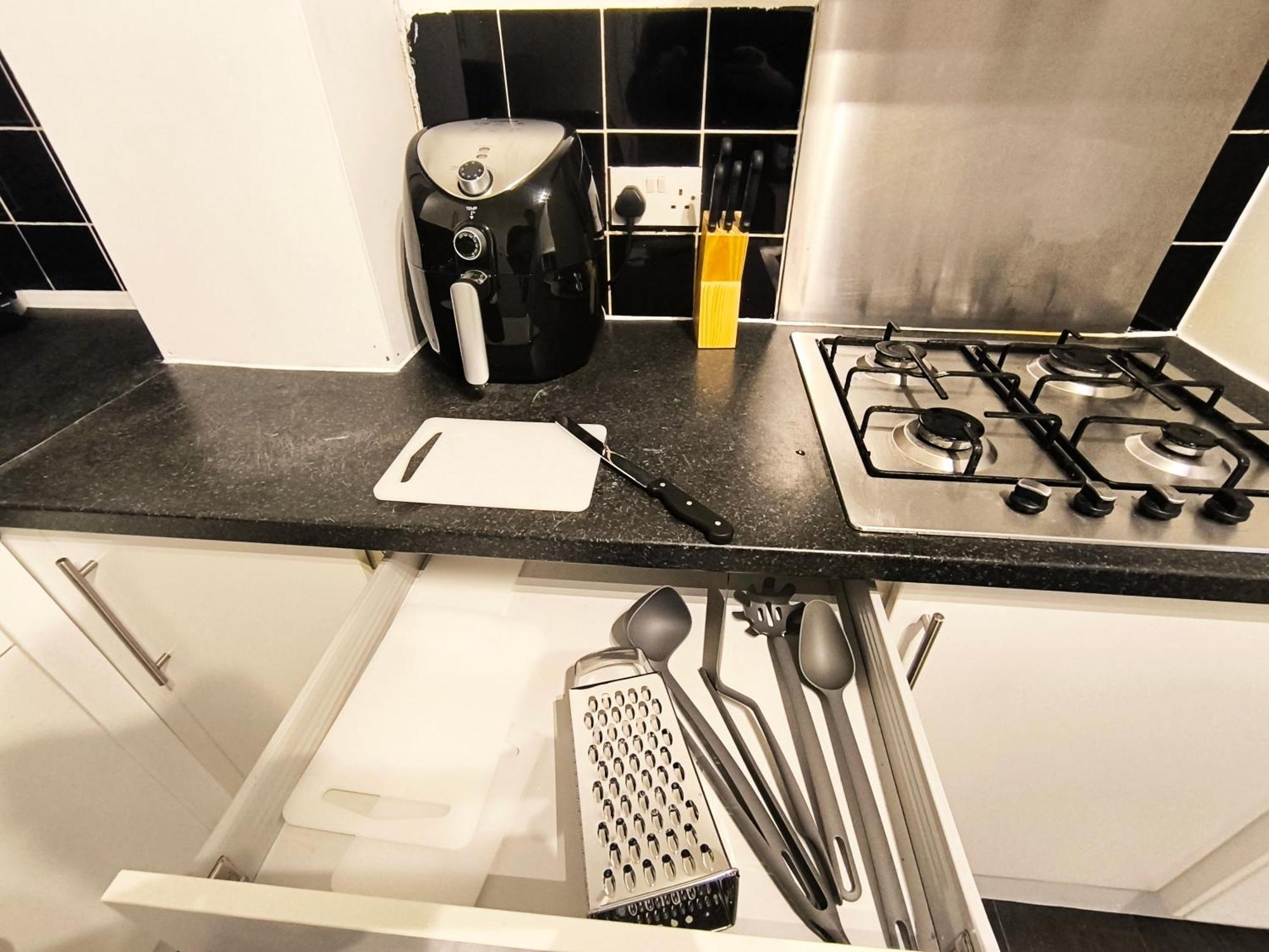 3 Persons Room, 1min Walk From South Wimbledon Station Guest house London
