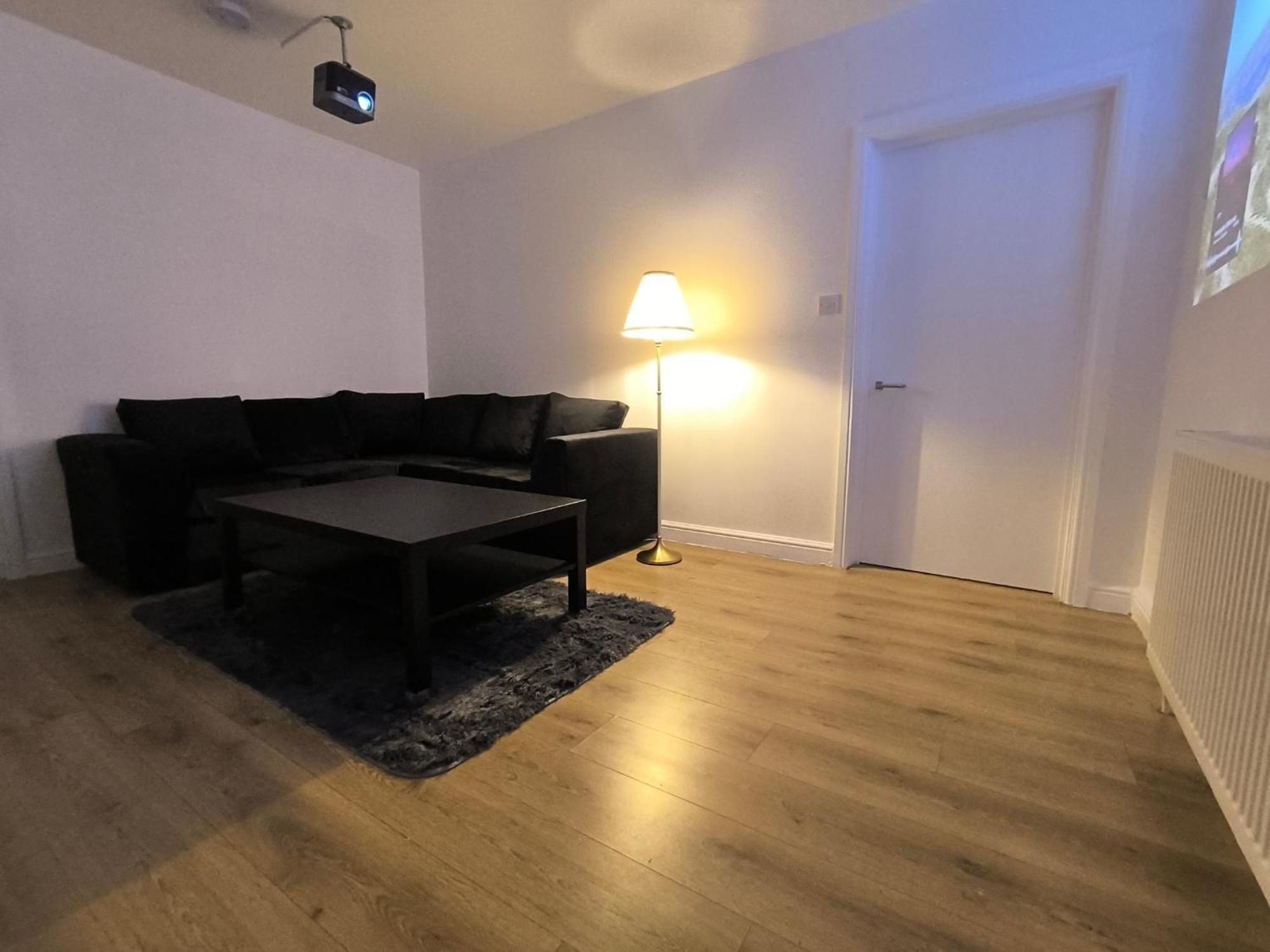 3 Persons Room, 1min Walk From South Wimbledon Station London