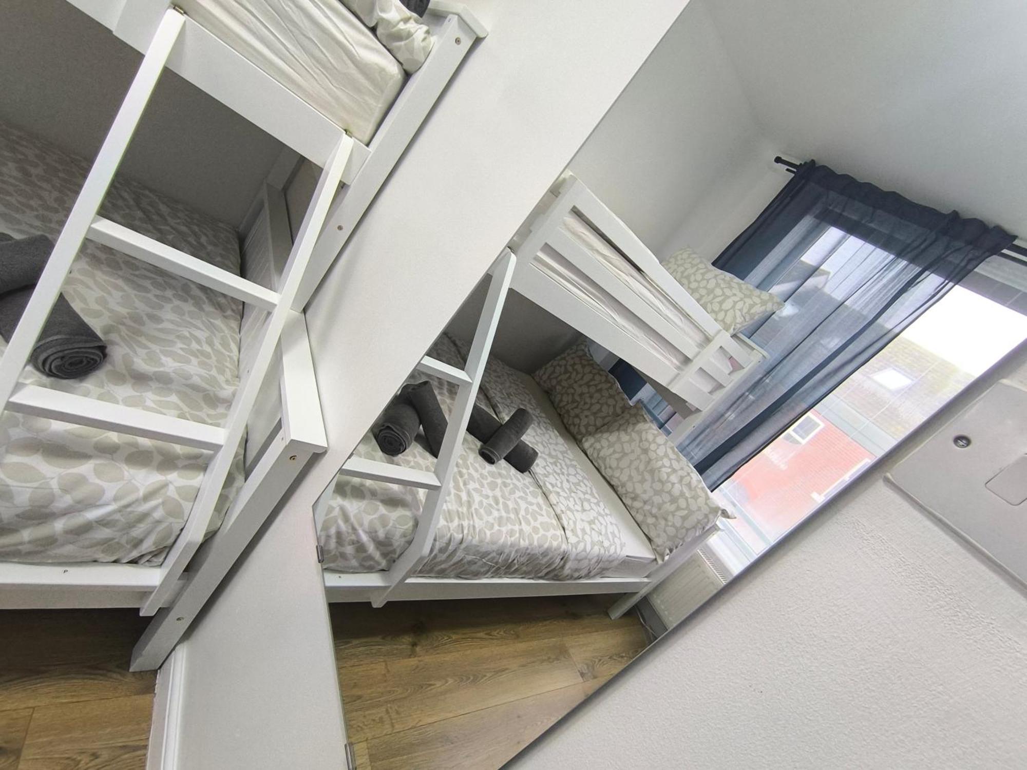 3 Persons Room, 1min Walk From South Wimbledon Station *