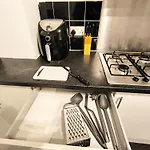 3 Persons Room, 1Min Walk From South Wimbledon Station