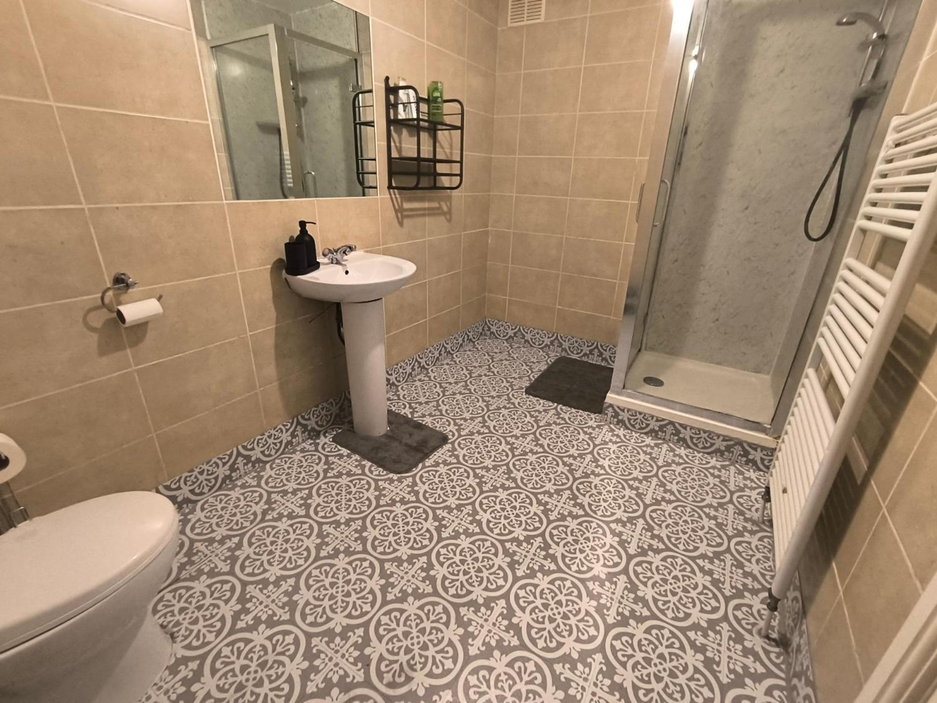 3 Persons Room, 1min Walk From South Wimbledon Station London