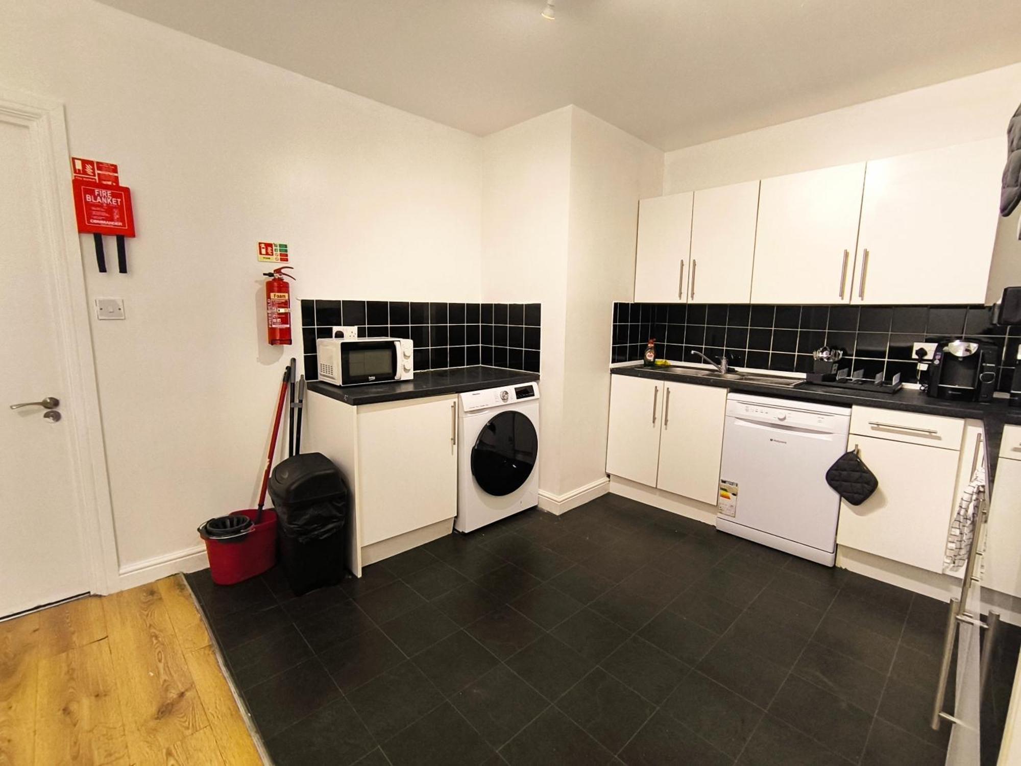 3 Persons Room, 1min Walk From South Wimbledon Station Guest house *
