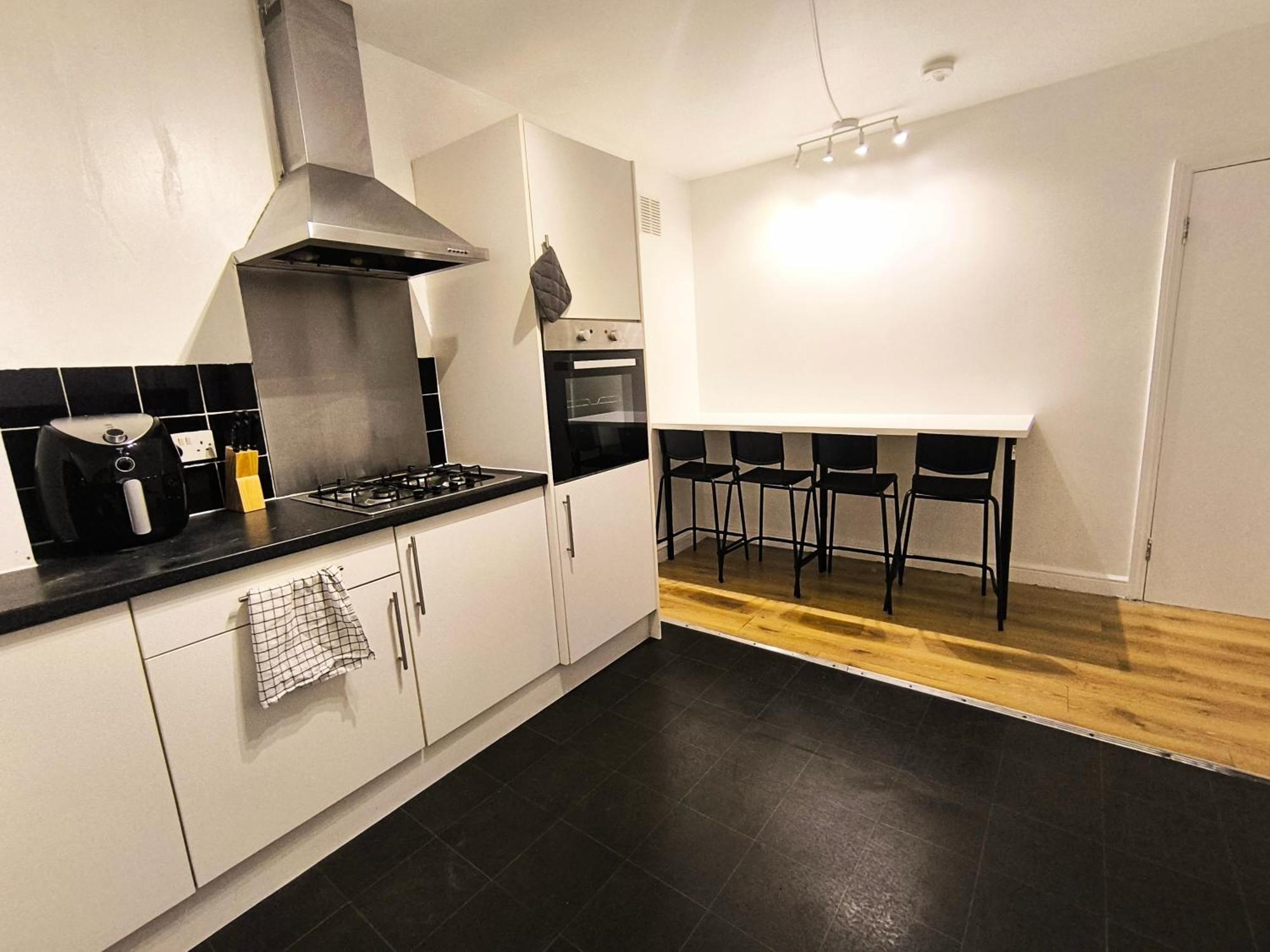 3 Persons Room, 1min Walk From South Wimbledon Station *