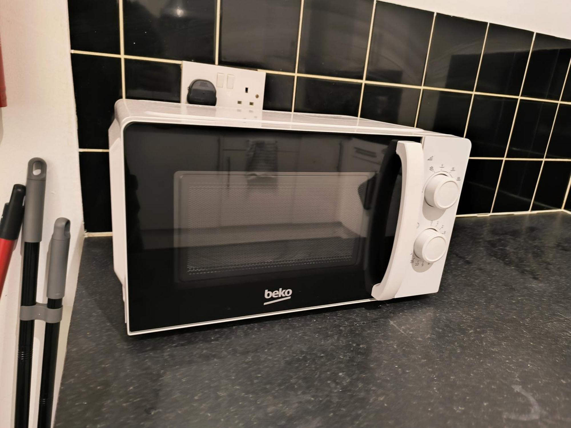 3 Persons Room, 1min Walk From South Wimbledon Station * London