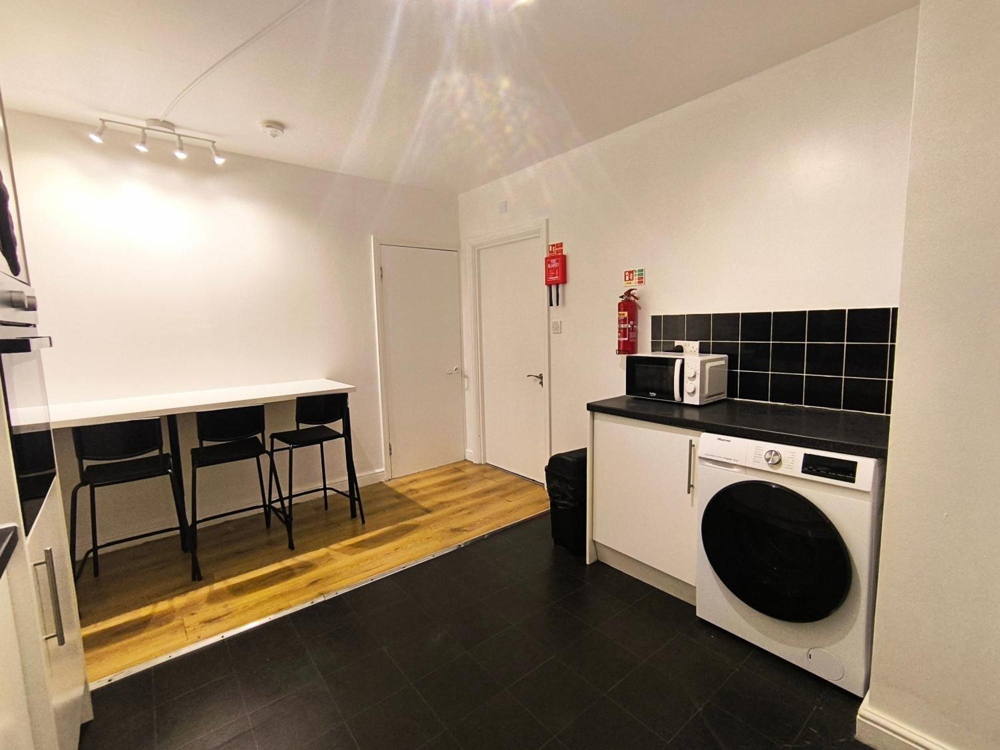 Guest house 3 Persons Room, 1min Walk From South Wimbledon Station