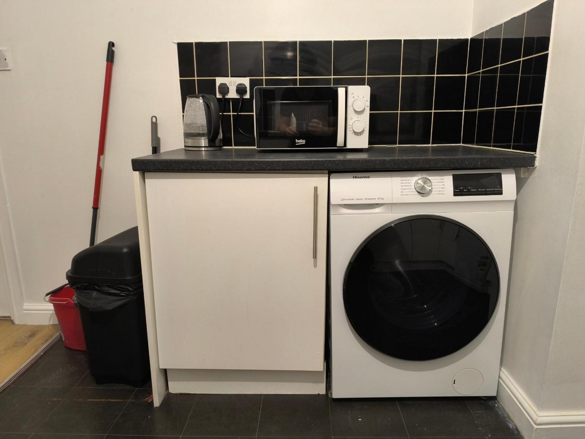 3 Persons Room, 1min Walk From South Wimbledon Station London