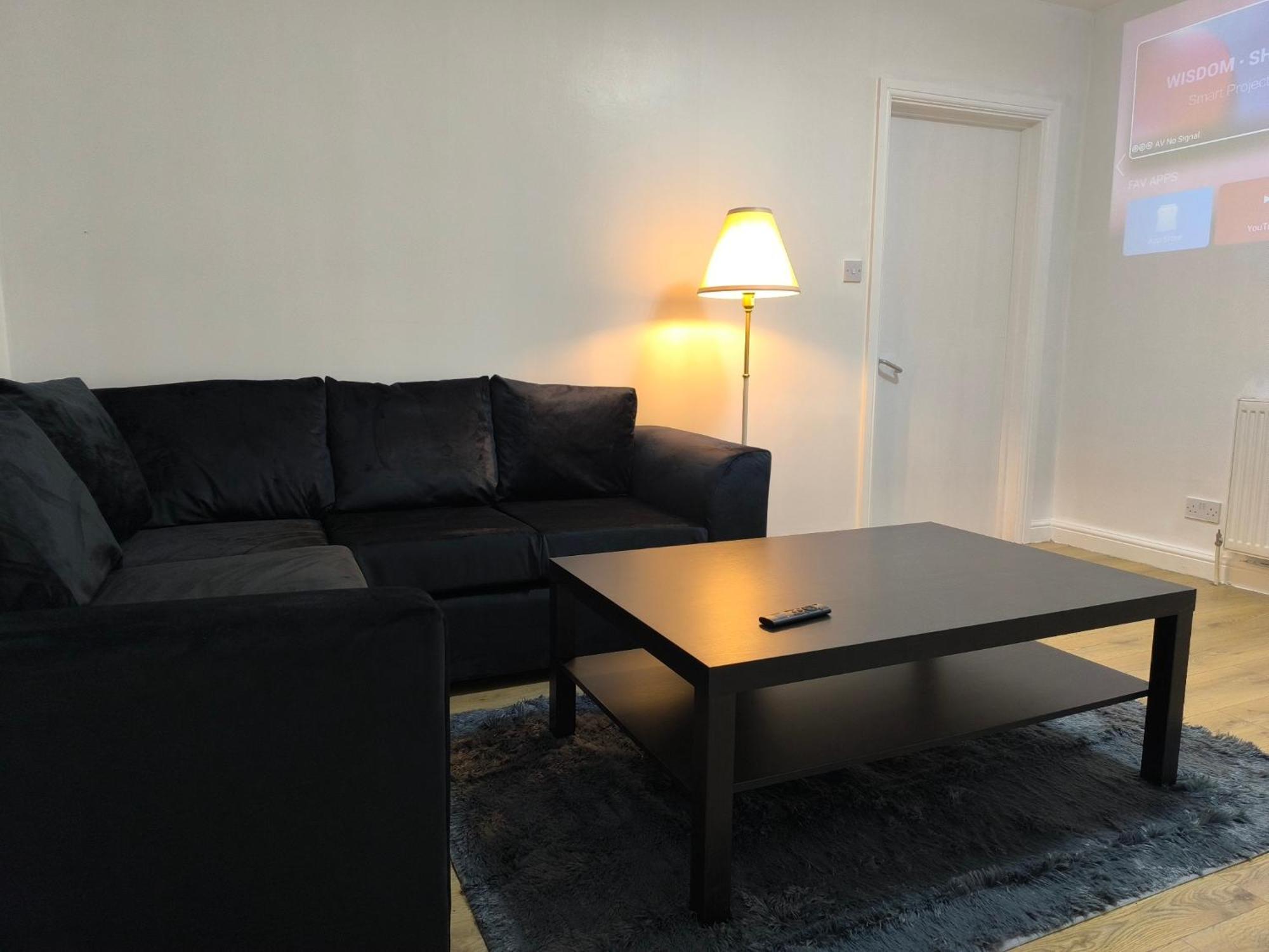 Guest house 3 Persons Room, 1min Walk From South Wimbledon Station London