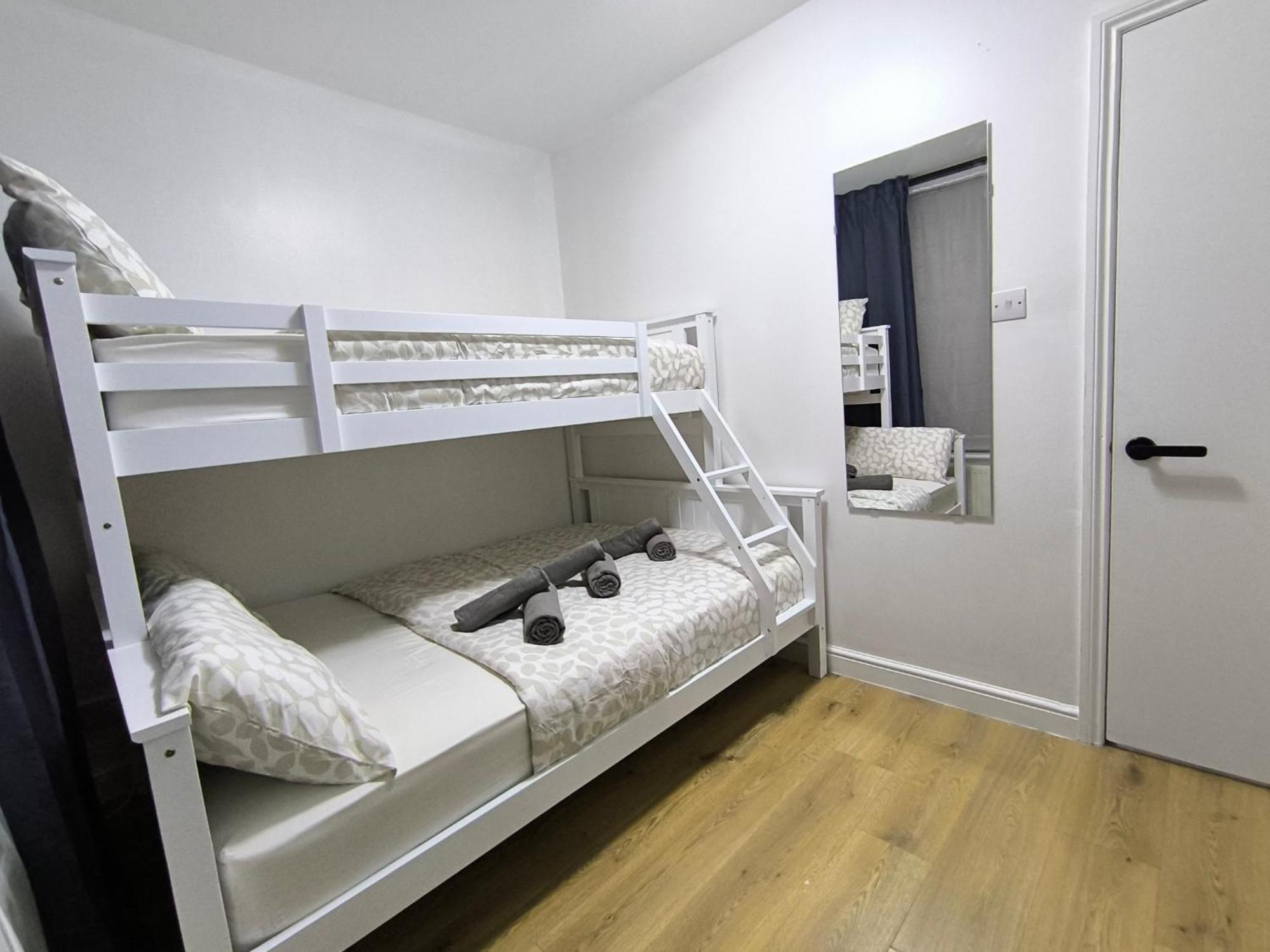 Guest house 3 Persons Room, 1min Walk From South Wimbledon Station