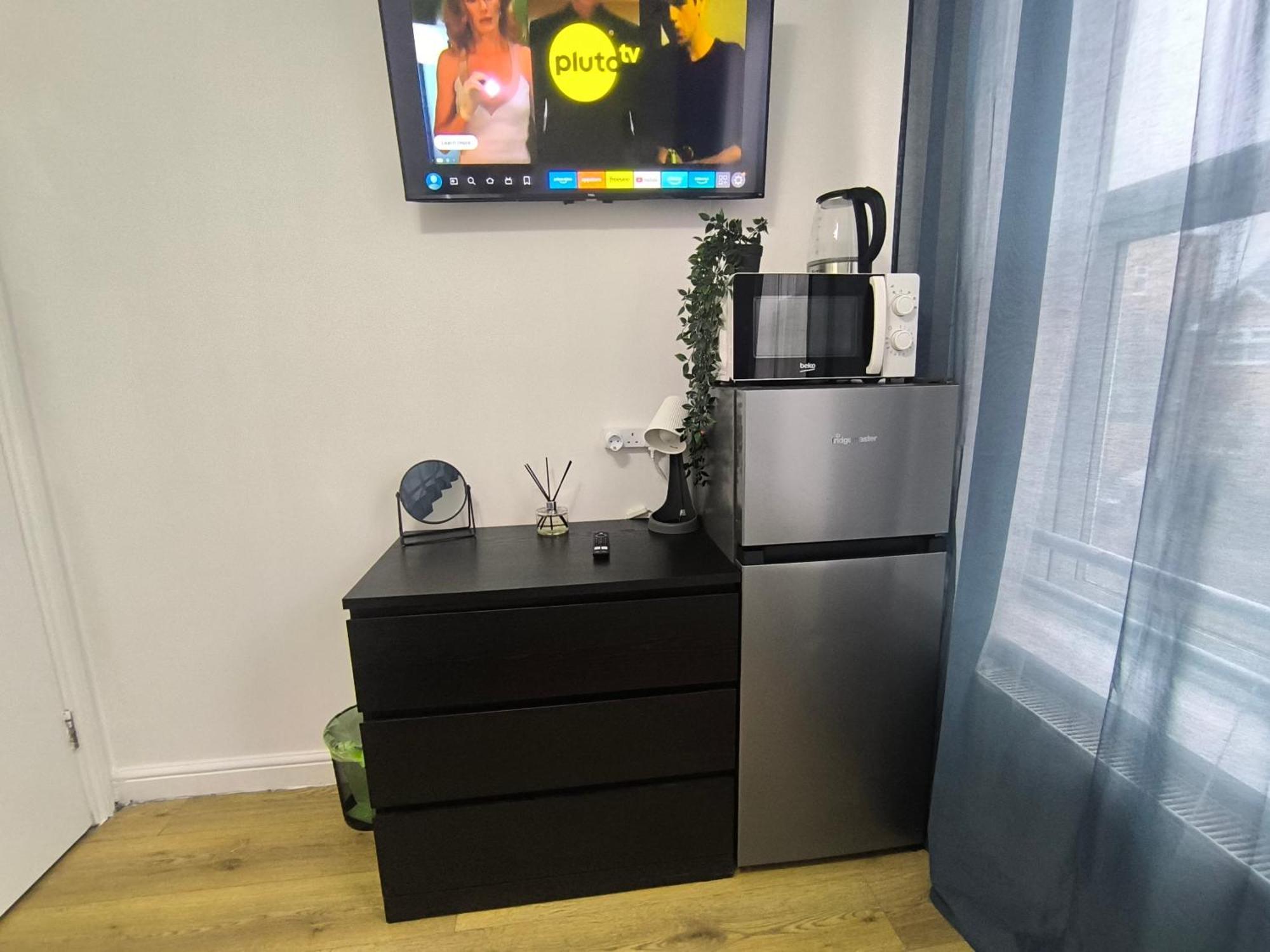3 Persons Room, 1min Walk From South Wimbledon Station London