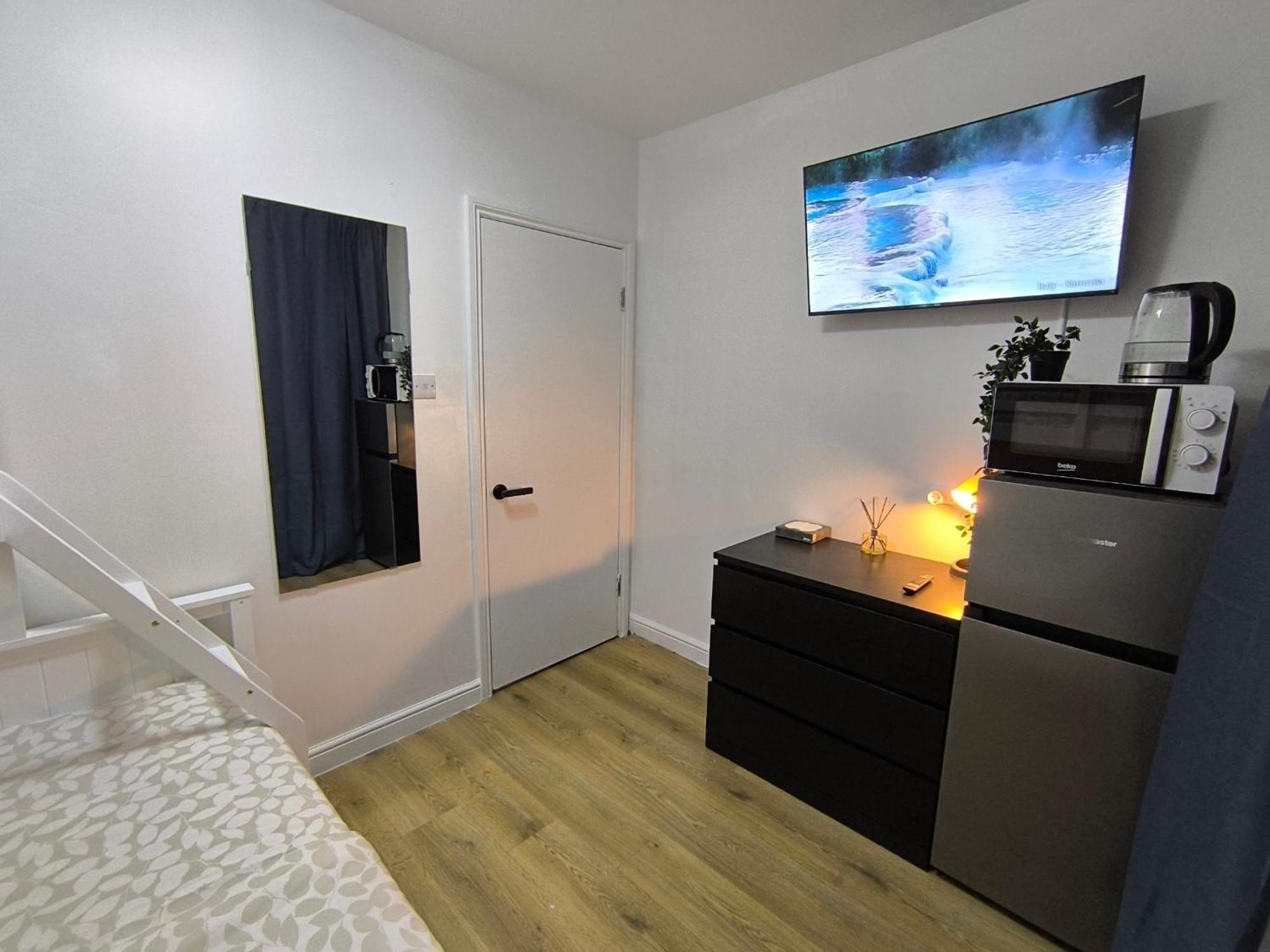 Guest house 3 Persons Room, 1min Walk From South Wimbledon Station *